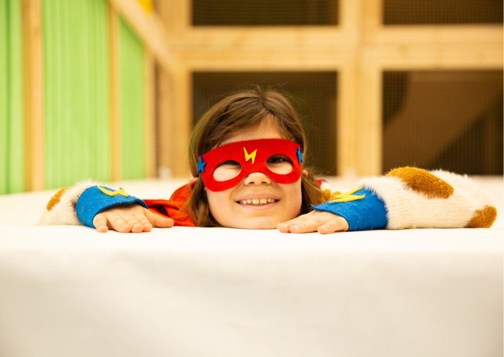 Enfant déguisé en super-héros.