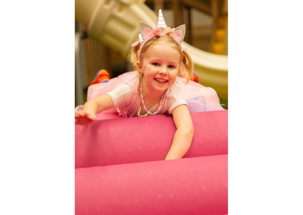 Fille souriante avec un costume de licorne