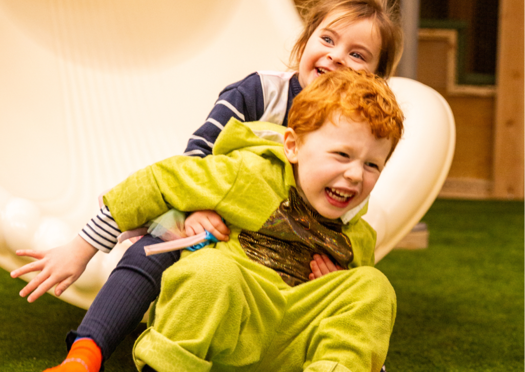 Enfants jouant sur un toboggan.
